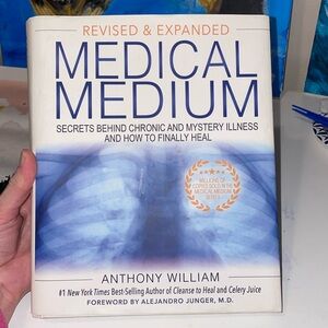 Revised and expanded Medical Medium.